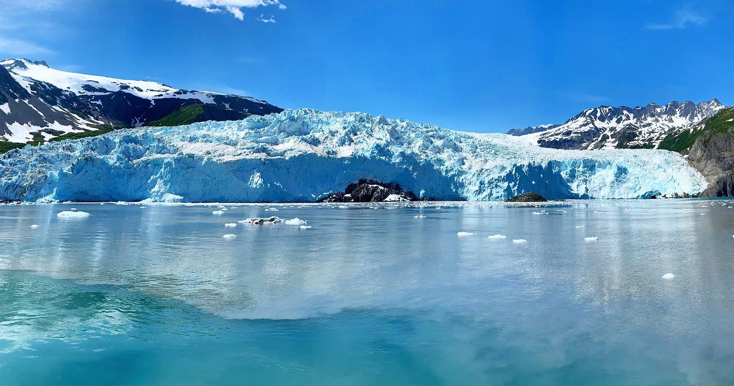 Aialik glacier, isn’t that beautiful? Thanks #majormarinetours for an awesome excursion. #alaska #kenaifjordstours #sewardalaska #kenaifjordsnationalpark #tours #vacation #awesome #followｍe #picoftheday #instapic #1dmcworld #alaskanature #glacier